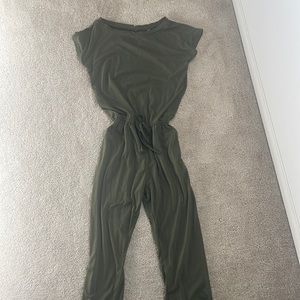 Olive green jumpsuit w/ small keyhole back. Has pockets! Only worn once! Size S